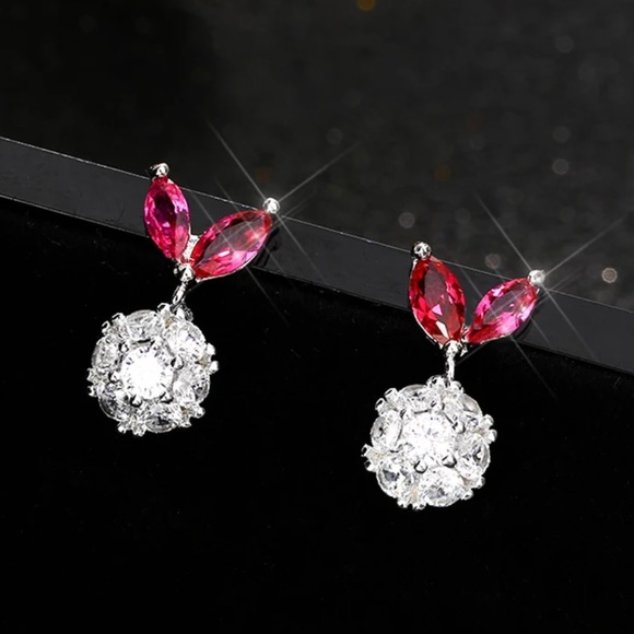 Gorgeous Stud Earrings - Picture 4 of 4